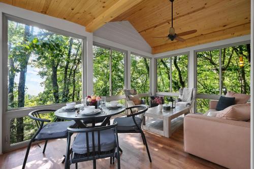 Et opholdsområde på Simply Stunning Off Blue Ridge Pkwy