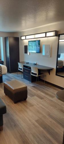 a living room with a desk and a couch at Microtel Inn & Suites by Wyndham Hoover/Birmingham in Hoover