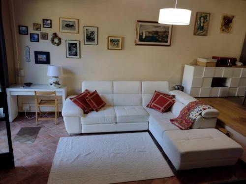 a living room with a white couch and a table at Il Guscio in Corsanico-Bargecchia