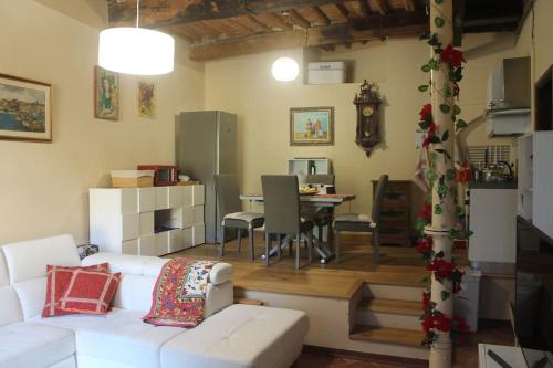 a living room with a white couch and a table at Il Guscio in Corsanico-Bargecchia