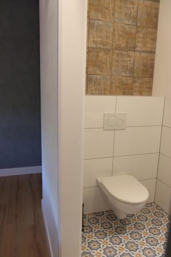 a bathroom with a toilet in a room at Porcus Campus in Aarle-Rixtel