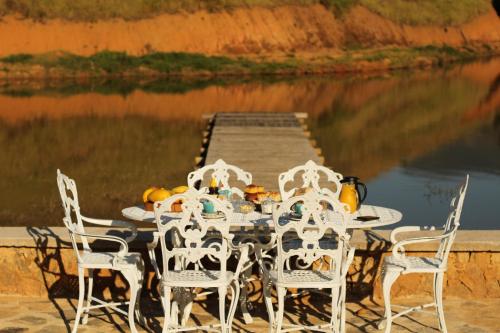 Výhled na řeku, která protéká v blízkosti farmy