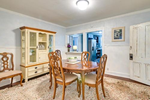 a dining room with a table and chairs at Magnolia House 1 Mi to Historic Georgetown in Georgetown