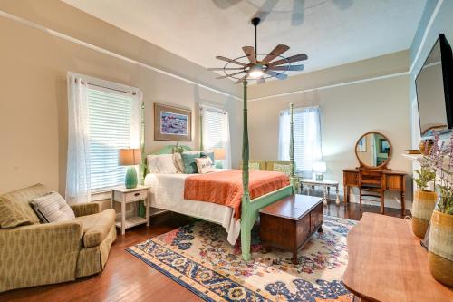 um quarto com uma cama e um sofá em Magnolia House 1 Mi to Historic Georgetown em Georgetown