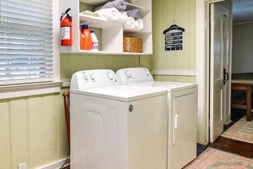 a white washer and dryer in a laundry room at Magnolia House 1 Mi to Historic Georgetown in Georgetown