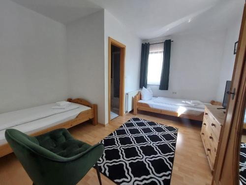 1 dormitorio con 1 cama, 1 silla y 1 alfombra en Brauereigasthof Schlüsselkeller, en Giengen an der Brenz