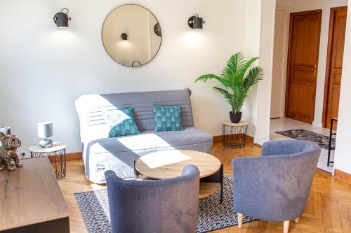 sala de estar con sofá, sillas y mesa en KASA 37 - Centre ville - Tout équipé - 2 TV, en Valenciennes