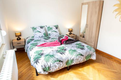 Un dormitorio con una cama con dos flamencos rosas. en KASA 37 - Centre ville - Tout équipé - 2 TV, en Valenciennes