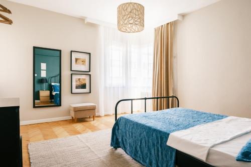 Schlafzimmer mit einem Bett und einem Spiegel in der Unterkunft Chic in Istanbul