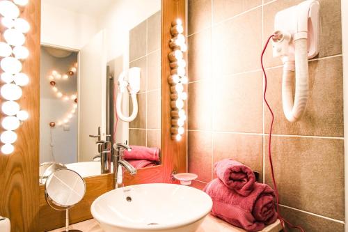 une salle de bain avec un lavabo, des toilettes et un miroir dans l'établissement Joli, spacieux appartement T3 sud ski aux pieds, parking, à Flaine