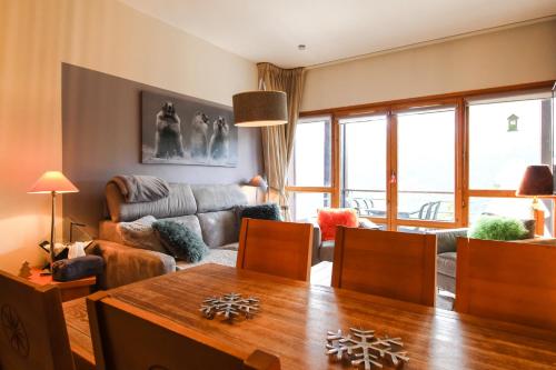 un salon avec un canapé et une table dans l'établissement Joli, spacieux appartement T3 sud ski aux pieds, parking, à Flaine