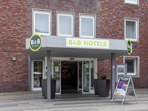 B&B Hotel Duisburg Hbf-Nord في دويسبورغ: مبنى عليه لافته تقرأ فنادق b الكبيرة