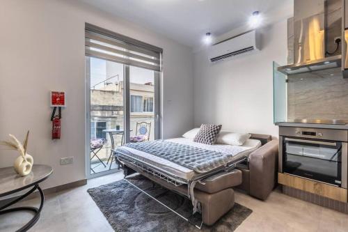 - une chambre avec un lit dans une pièce dotée d'une cheminée dans l'établissement Nocturnal Elegance Apartment by Solea, à Sliema