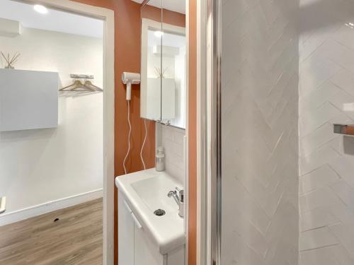 bagno con lavandino, servizi igienici e specchio di Le Petit Melun a Melun