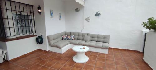 uma sala de estar com um sofá e uma mesa em Islantilla golf playa em Huelva