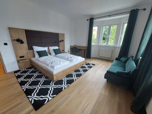 1 dormitorio con 1 cama, 1 sofá y 1 silla en Brauereigasthof Schlüsselkeller, en Giengen an der Brenz