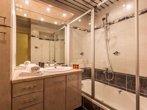 W łazience znajduje się umywalka, prysznic i wanna. w obiekcie Appartement La Clusaz, 3 pièces, 5 personnes - FR-1-437-28 w mieście Clusaz