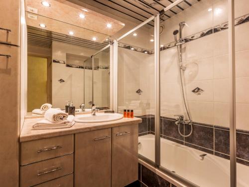 une salle de bain avec un lavabo, une douche et une baignoire dans l'établissement Duplex 2 chambres au centre village, proche pistes, avec garage et balcon - FR-1-437-28, à La Clusaz