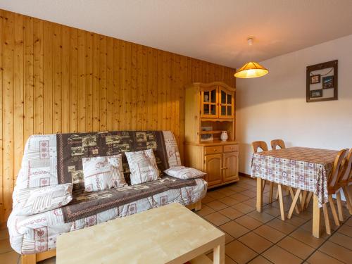 un salon avec un canapé et une table dans l'établissement Proche village, aux pistes et espace aquatique, 2 pièces + coin nuit, garage, animaux admis - FR-1-437-31, à La Clusaz