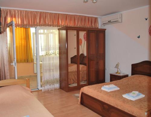 1 Schlafzimmer mit 2 Betten und einer Glasschiebetür in der Unterkunft Apartments Stevanović in Dobra Voda
