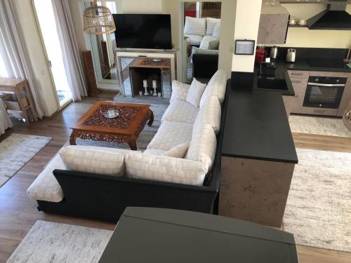 salon z kanapą i stołem w obiekcie Apartment Marbella House w Marbelli
