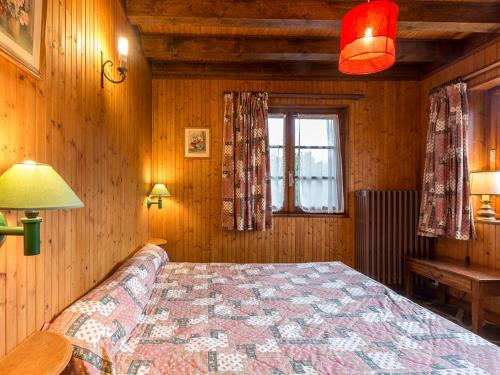 ラ・クリュサにあるAppartement La Clusaz, 3 pièces, 6 personnes - FR-1-437-19の木製の部屋にベッド1台が備わるベッドルーム1室があります。