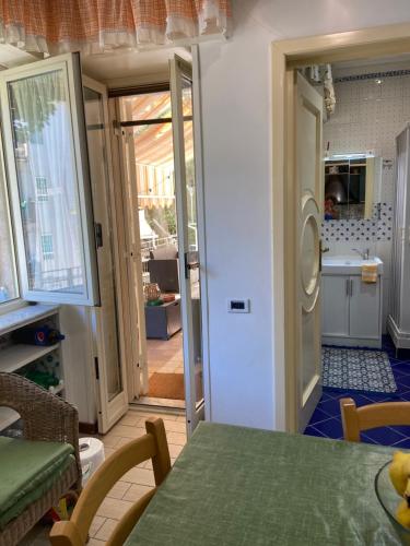 Dana house في نابولي: مطبخ وغرفة طعام مع طاولة ومطبخ