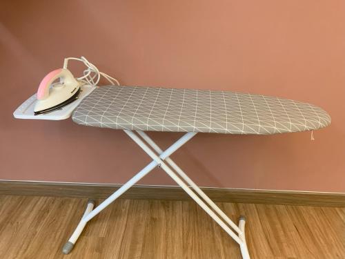 a ping pong table with a mouse on it at Rumah Sarah Melaka in Kampong Alor Gajah