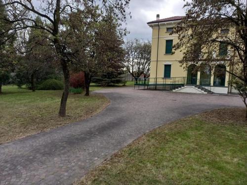 przejście przed żółtym budynkiem w obiekcie Villa Peonia Parma w mieście Parma