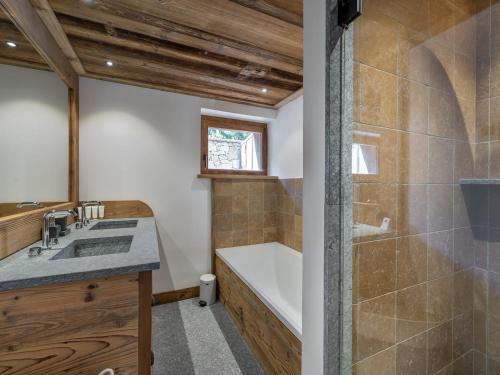 une salle de bain avec une baignoire, un lavabo et une douche dans l'établissement Appartement Ski-in/Ski-out, 3 Chambres, Cheminée, Parking, Val-d'Isère - FR-1-567-74, à Val dʼIsère