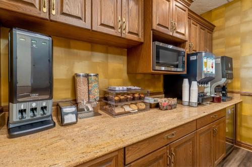 Kuchyň nebo kuchyňský kout v ubytování El Rancho Hotel