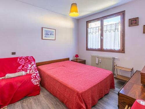 - une chambre avec un lit rouge et une chaise rouge dans l'établissement Appartement plein Sud avec garage à La Clusaz - FR-1-437-83, à La Clusaz