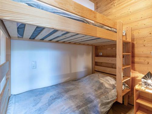 - une chambre avec 2 lits superposés dans une cabine dans l'établissement Grand Studio cabine, balcon, parking, centre La Clusaz - FR-1-437-85, à La Clusaz