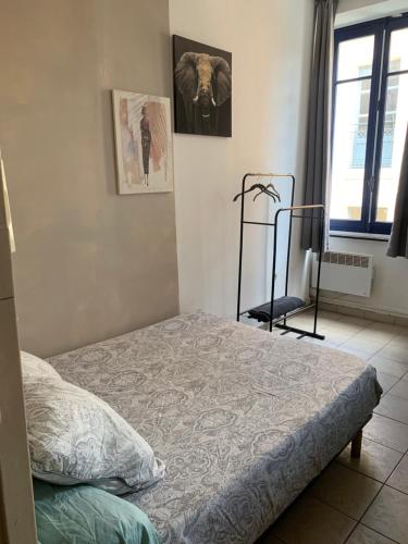 - une chambre avec un lit et une chaise dans l'établissement Studio en plein centre, à Carcassonne