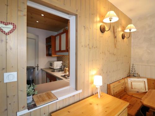 kuchnia ze stołem z oświetleniem w obiekcie Appartement lumineux proche pistes, commerces, balcon - FR-1-502-408 w mieście Tignes