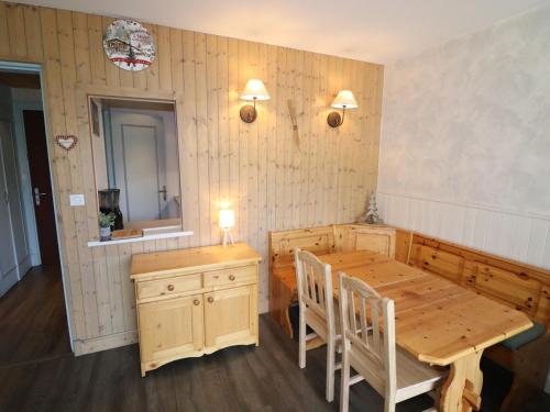 - une salle à manger avec une table en bois, une table et des chaises dans l'établissement Appartement lumineux proche pistes, commerces, balcon - FR-1-502-408, à Tignes