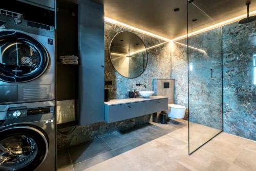 W łazience znajduje się pralka i umywalka. w obiekcie Private house in the center of Akureyri 