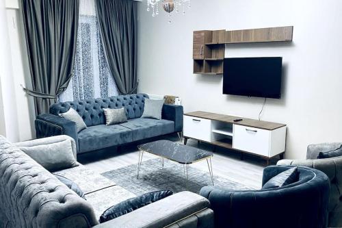 sala de estar con sofás y TV de pantalla plana. en 2+1 Luxury Flat , 5 beds , near all services, en Esenyurt