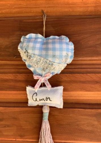 a heart shaped balloon hanging on a wooden wall at Chalé Topázio no Recanto Diamantina entre Palmeiras e Capão in Palmeiras
