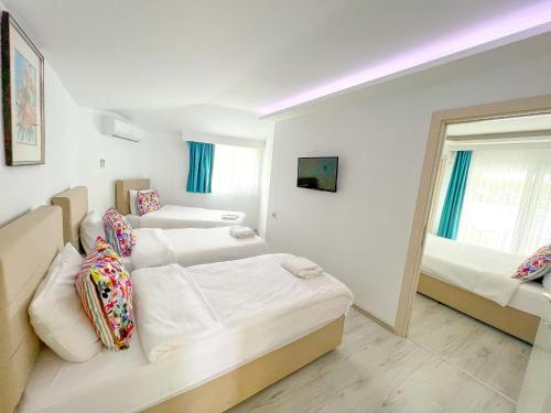 Een bed of bedden in een kamer bij Mercan Otel