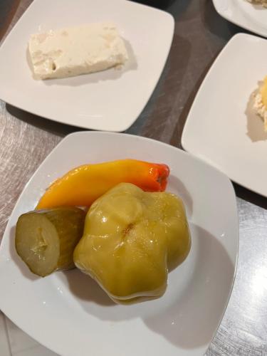 KukësにあるGuesthouse Kevinのテーブルの上に野菜が添えられた料理の皿