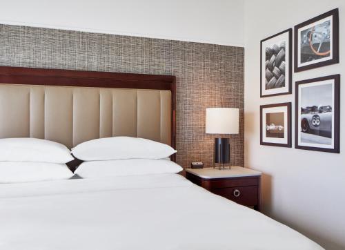Кровать или кровати в номере Sheraton Indianapolis Hotel at Keystone Crossing