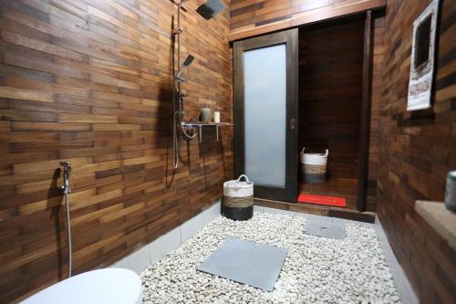 BaturajaにあるBatur Cliff Panoramaのシャワー、洗面台、トイレ付きのバスルーム