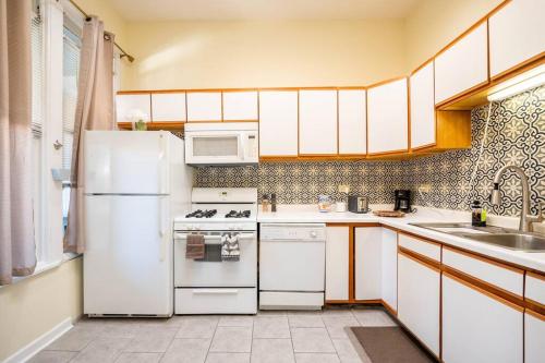 uma cozinha com um frigorífico branco e um lavatório em Lincoln Park 3 BR Penthouse em Chicago