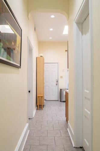 an empty hallway with a hallwayngthngthngthngthngthngthngthngthngthngth at Lincoln Park 3 BR Penthouse in Chicago