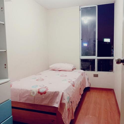- une petite chambre avec un lit et une fenêtre dans l'établissement D'Rous, à Lima