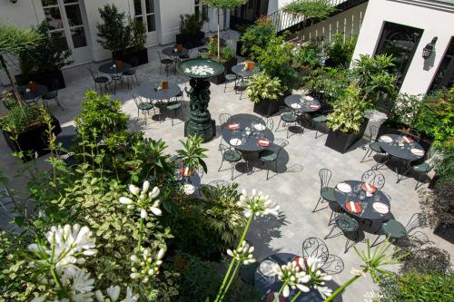 an overhead view of a patio with tables and chairs at Hôtel & SPA Napoléon in Fontainebleau