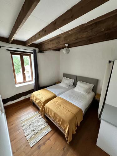 um quarto com 2 camas e uma janela em Domaine de la Roche Chabrelle em Saint-Just