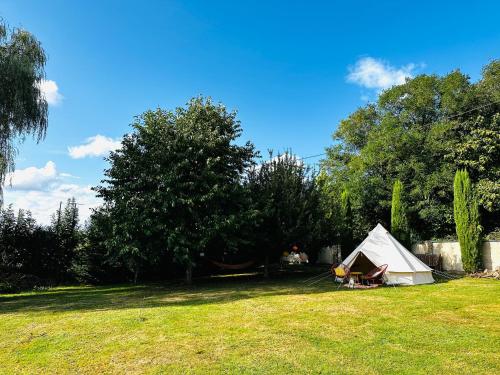 ein weißes Zelt in der Mitte eines Feldes in der Unterkunft Les Hiboux in Crozant