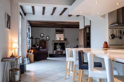 une cuisine et un salon avec une table et des chaises dans l'établissement La Barbade, à Moussac-sur-Vienne